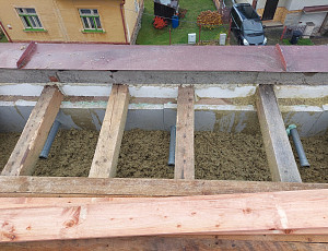 Zateplení stropu rodinného domu pomocí foukané izolace